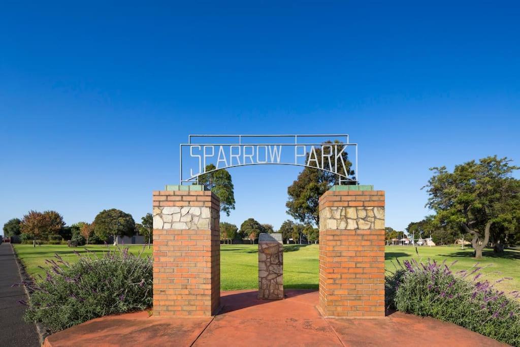 The Pix - Industrial Chic At Its Best Geelong West Bagian luar foto